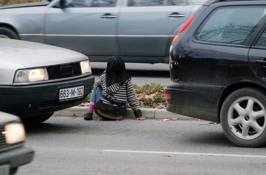 kantonalni sud zenica odredio kazne zatvora za tri osobe koje su djecu tjerale na prosijacenje zenica