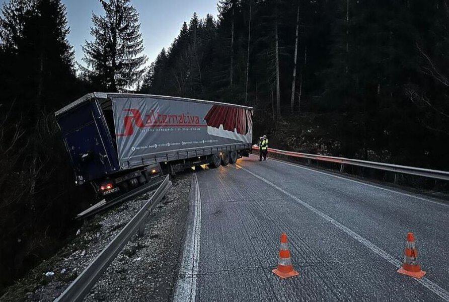 na putu tuzla - sarajevo kod olova preprijecio se kamion sleper obustavljen saobracaj