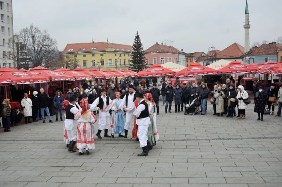 na trgu slobode u tuzli obiljezen katolicki bozic
