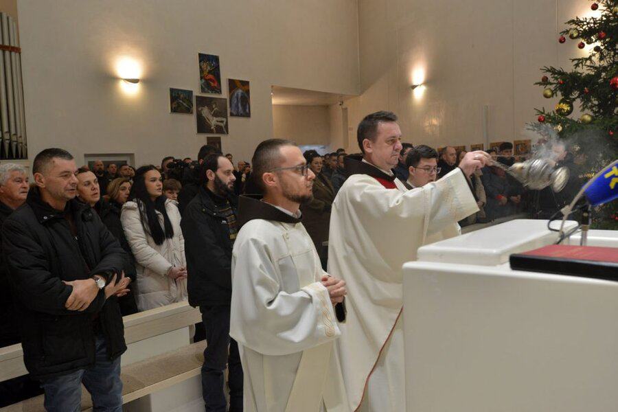 u samostanu svetog petra i pavla u tuzli na misi ponocki povodom katolickog blagdana bozica okupio se veliki broj vjernika