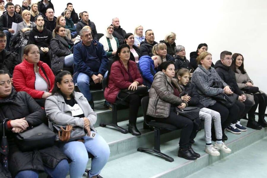 ministarstvo obrazovanja i vlada tk izdvojili su novcana sredtstva za stipendije 115 ucenika i studenata sa invaliditetom