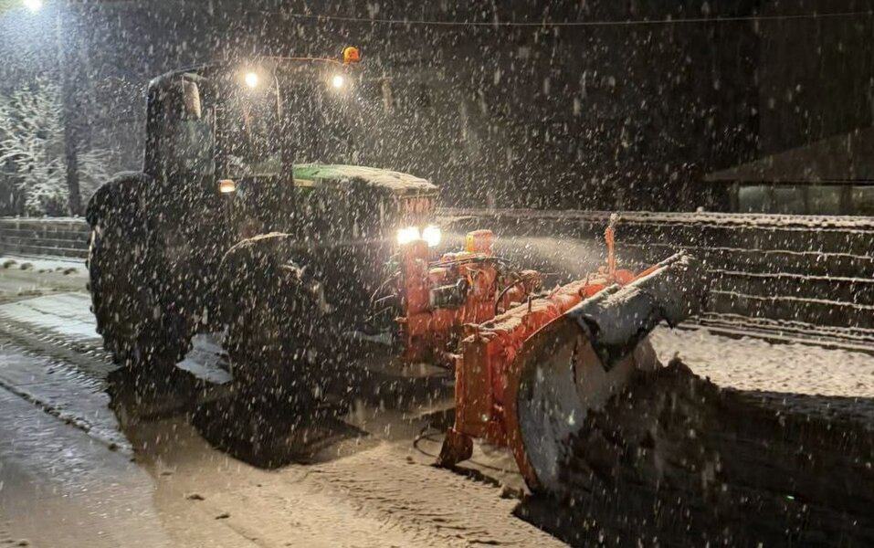 zimske sluzbe jkp komunalac tuzla od sinoc rade na ciscenju saobracajnica prekrivenih snijegom