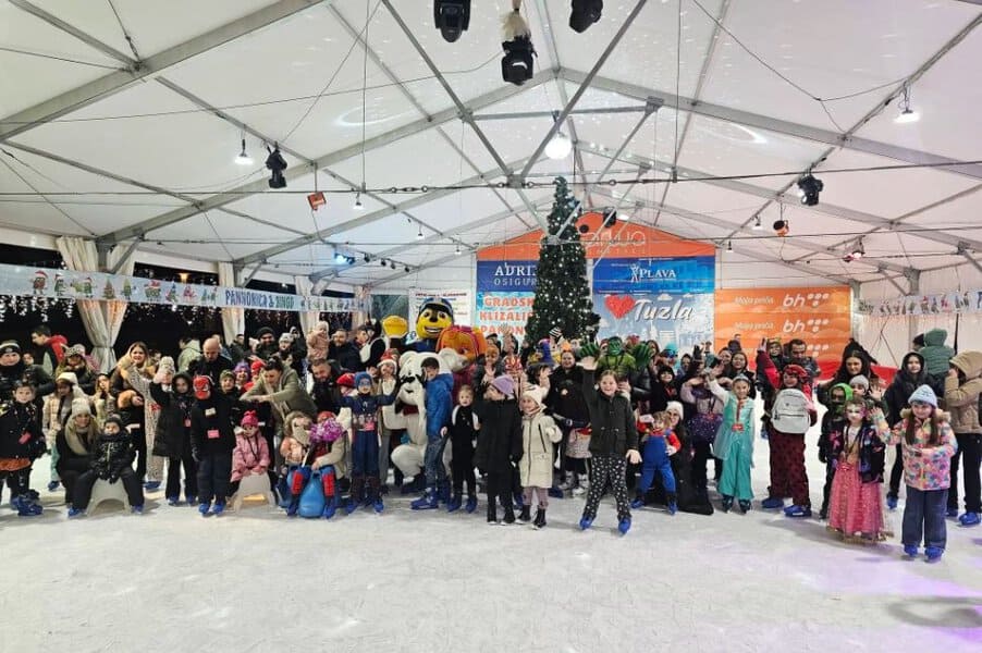 klizanje pod maskama klizbal sinoc je odrzano na klizalistu panoniuke okupio se veliki broj klizaca i posjeztitelja