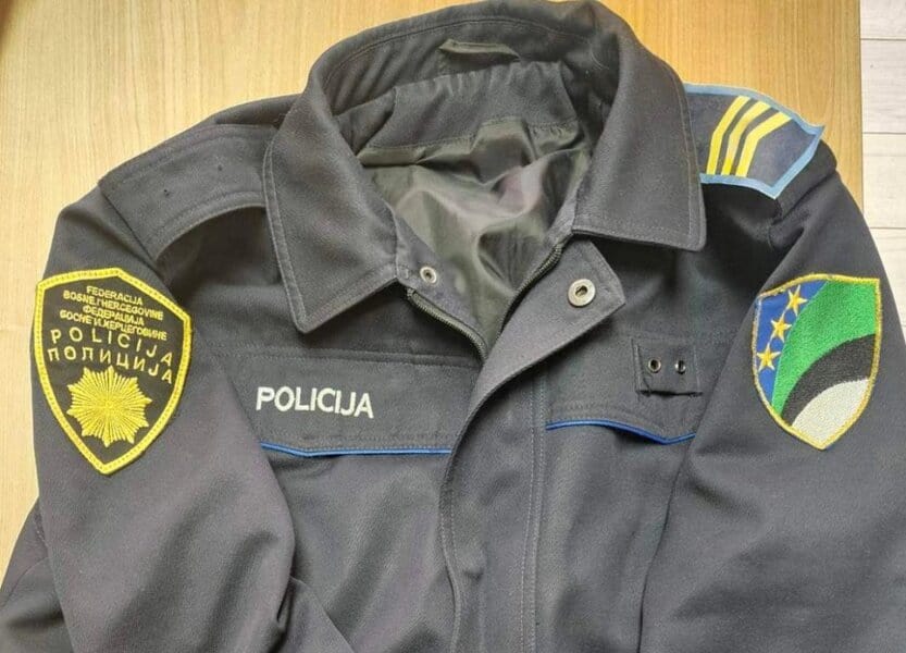 uniforma koju je koristila osoba iz srebrenika koja se na tik toku predstavljala kao lazni policajac