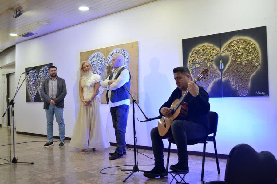 sinoc je u bkc tuzla otvorena izlozba krila andjela autorice selme hadzic