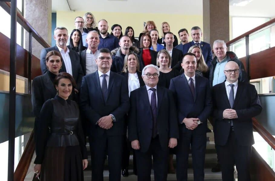 u tk uz pomoc njemacke koja je obezbjedila glavni dio finansija pocinje energijska obnova pet skola