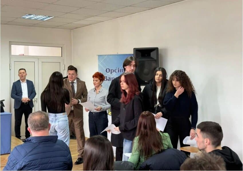 opcina banovici izdvojila i dodijelila sredtva u vidu stipendija za ucenike i studente