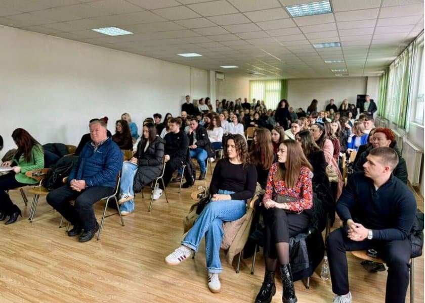 opcina banovici izdvojila i dodijelila sredtva u vidu stipendija za ucenike i studente