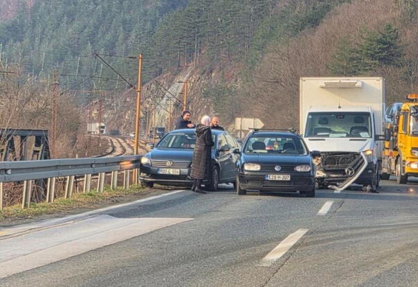 zbog saobracajne nesrece u kojoj su ucestvoovala tri automobila na magistralnom putu m 17 otezan saobracaj kod zepca