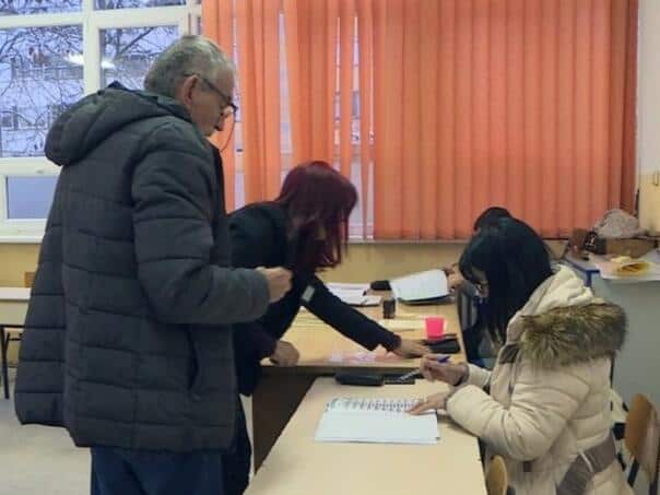 jutros u 7 sati otvorena su sv abiracka mjetsa u ponovljenim izborima za prijevremenog predsjednika rs