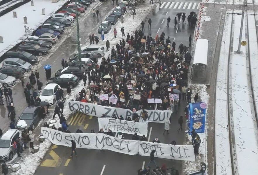 znatno manji broj uglavnom mladih okupio se peti dan zaredom na protestima u sarajevu nakon tragicne tramvajske nesrece