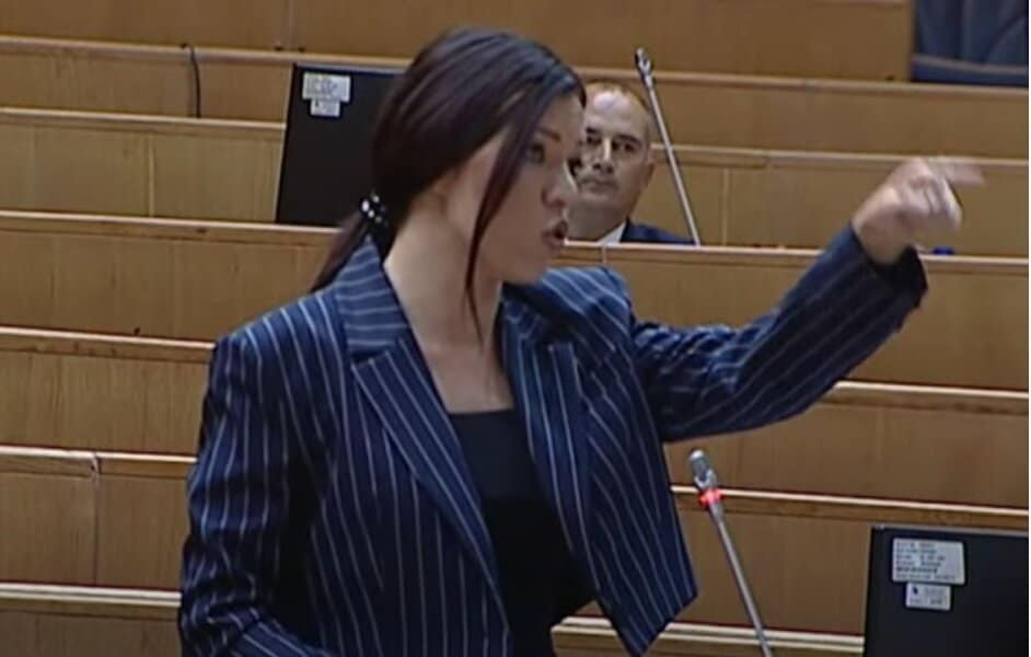 na glasackom mjestu u srednjoskolskom centrzu u doboju zabiljezen je prvi incident na ponovljenim prijevremenim izborima za predsjednika rs a izazvala ga je sanja vulic snsd