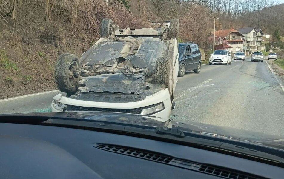 u teskoj saobracajnoj nesreci koja se dogodila jucer u poslijepiodnevnim satima u mjestu babajici kod kalesije povrijedjene su dvije osobe
