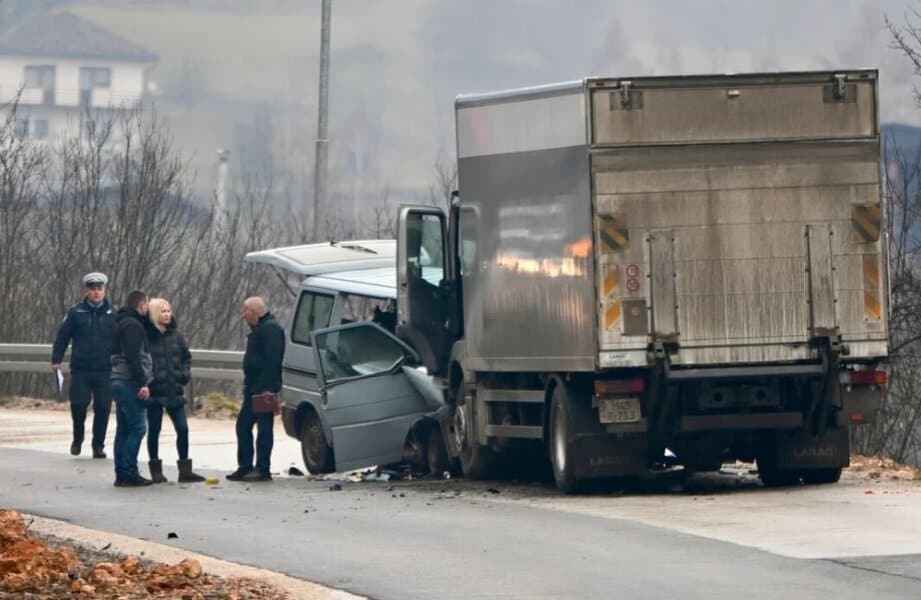 u teskoj nesreci prilikom sudara kamiona i kombija na putu sarajevo - pale jedna osoba je poginula a sest povrijedjebno