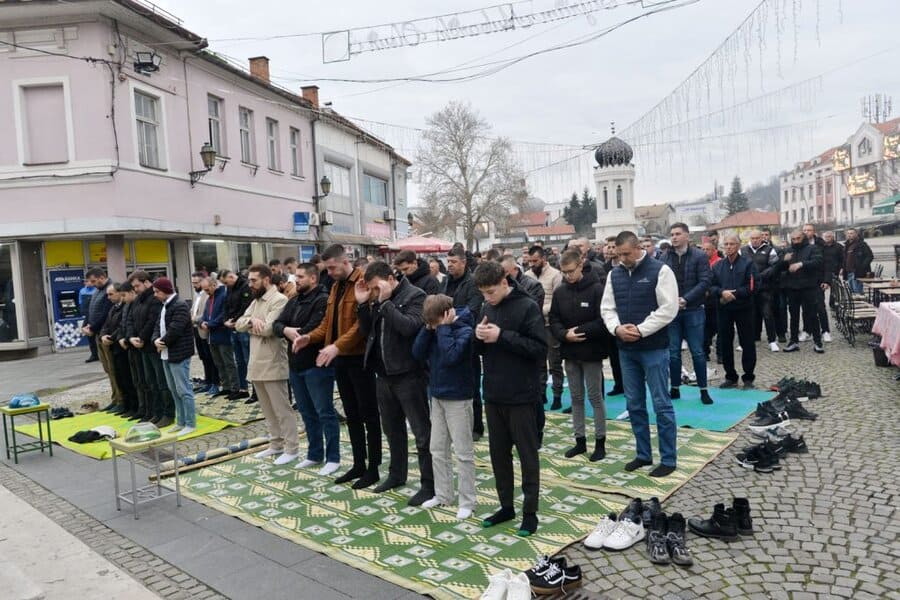 veliki broj vjernika jutros se okupio u carsijskoj dzamiji u tuzli povodom ramazanskog bajrama gdje su klanjali bajram-namaz