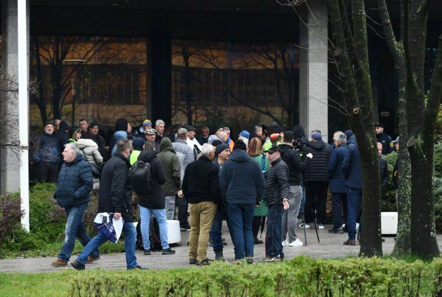 ispred zgrade vlade fbih danas su se okupili predstavnici federalnog udruzenja kamp boraca koji su vlastima dali rok od mjesec dana za ispunjenje zahtjeva ili slijedi blokada fbih