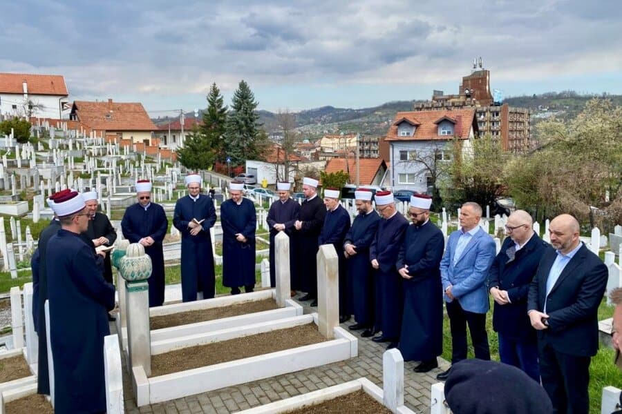 na tuzlanskim mezarhjima drugog dana ramazanskog bajrama tradicionalno obiljezen dan sehida