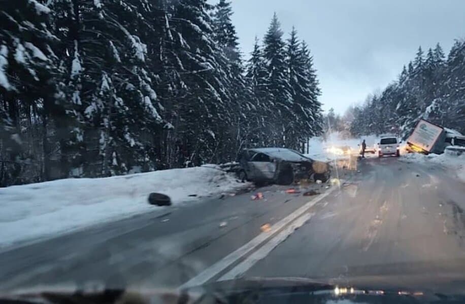 jutros oko 6 i 30sati na magistralnom piutu bosanski petrovac- kljuc u teskoj nesreci nakon sto je automobilom podletio pod kamion, poginuo sluzbeniik mup-a rs