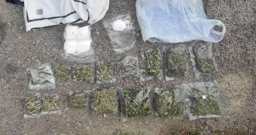 prilikom pretresa muskarca njegove kuvce i automobila koje koritdtoi policija pronasla drogu, tablete i novac on lisen slovbode