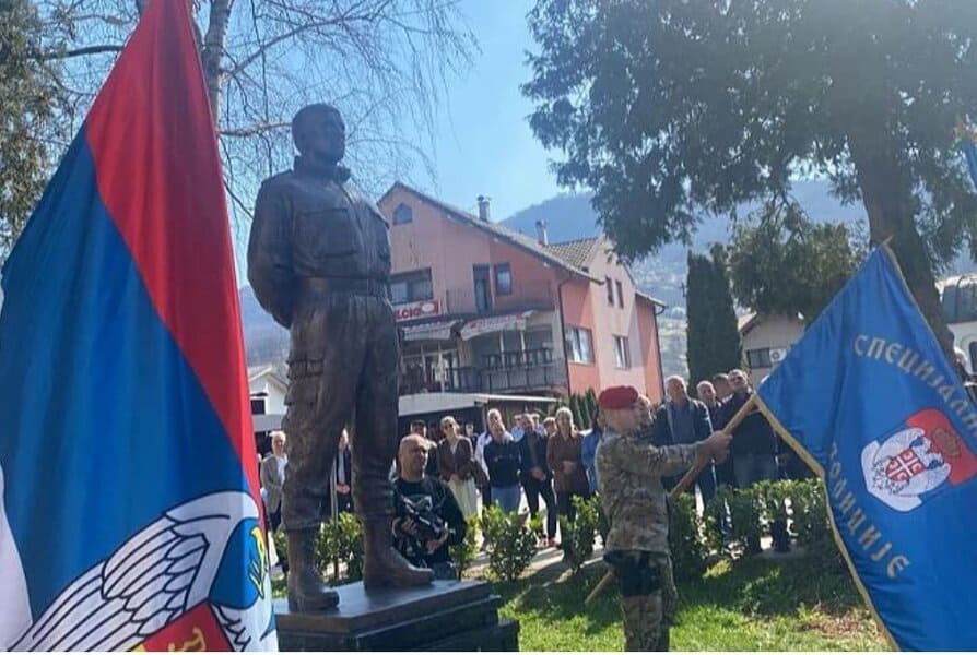 u sekovicima otkriven spomenik komandantu zloglasne jedinice koja je ucestvovala u genoscidu u srebrenici miloradu misi pelemisu