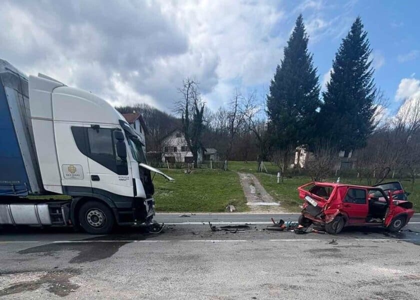 u teskoj saobracajnoj nesreci u kojoj su ucestvovala dva teretna i dva putnicka vozila u mjestu ljepunice kod tuzle povrede je zadobila jedna osoba