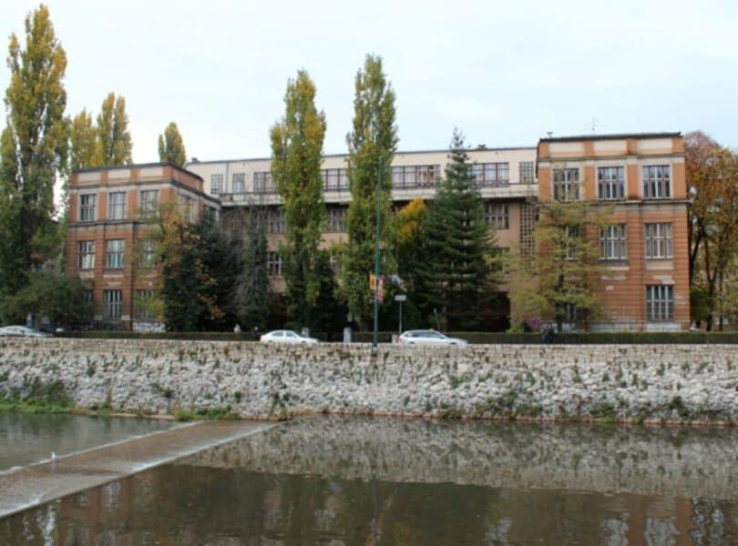 u gimnaziji obala sarajevo ucenik fizicki napao profesoricu intervenisala policija i hitna pomoc