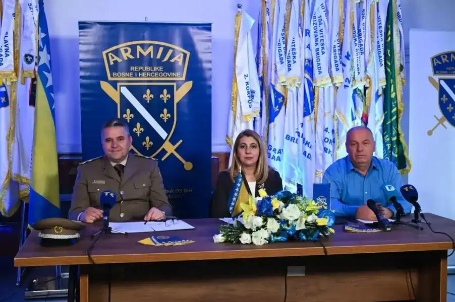 vlada tk i osbih prezentovali oprogram obiljezavanja dana armije rbih kojem je ove godine domacin tuzlanski kanton