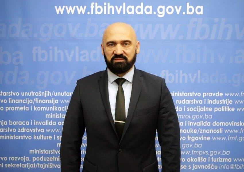 poskok po nalogu vrhovnog suda fbih i federalnog tuzilastva vrsi pretrese u prostorijama federalnog ministarstva unutrasnjih poslova pretresaju i ministra ramu isaka