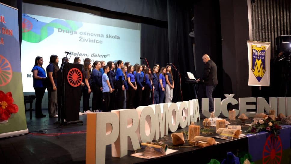 u tuzli obiljezen svjetski dan roma dodjeljenje stipendije za nakjbolje ucenike