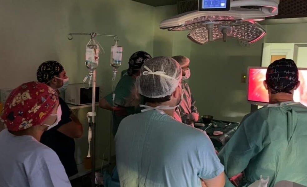 Hirurški tim Univerzitetskog kliničkog centra Tuzla uspješno je izveo prvu samostalnu elektivnu laparoskopsku splenektomiju kod pacijenta sa splenomegalijom i tumorom slezene, čime je još jednom potvrđen kontinuirani napredak ove ustanove u oblasti minimalno invazivne hirurgije.