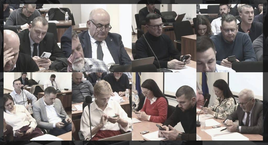vijecnica ov tuzla dragana berberovic gagro objavila video sa sjednice ove institucije na kojoj vecima vijecnika koristi mobitele i ne prati vazna e tacke dnevnog reda za bolji zivot gradjana grada soli