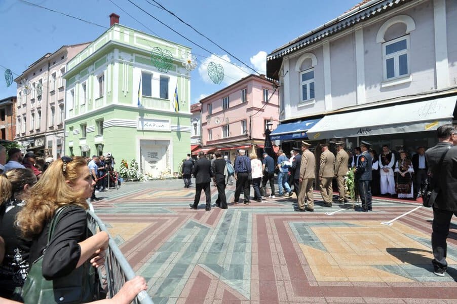 u tuzli je danas uprilicena komemoracija povodom 31 godisnjice od zlocina na kapiji delegacije su cvijece polagale na aleji mladost i i na spomeniku kapija