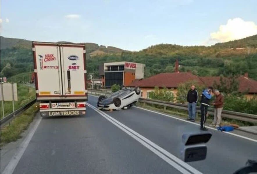 vozac izgubio kontrolu nad vozilom i prevrnuo se u nesreci kod zepca
