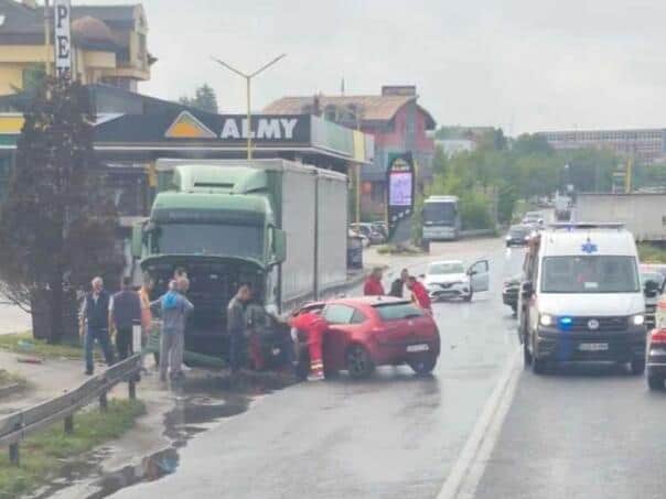 u sudaru kamiona i automobila u zenici povrijedjena jedna osoba