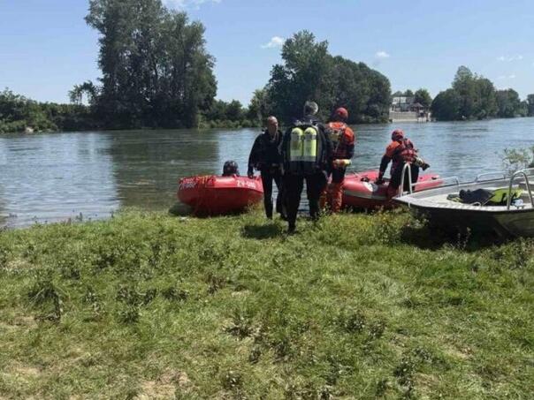 Pripadnici ronilačkog i tima za zaštitu i spasavanje na vodi Republičke uprave civilne zaštite ukljuceni u potragu za djecakom koji je kod zvornika nestao u rijeci drini