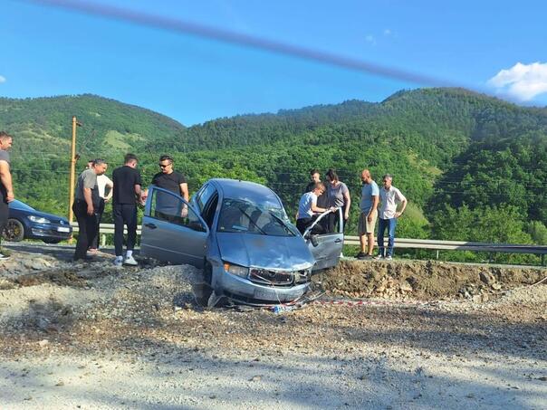 prilikom precvrtanja automobila u mjestu golubinja kod zepca povrijedjene dvije osobe
