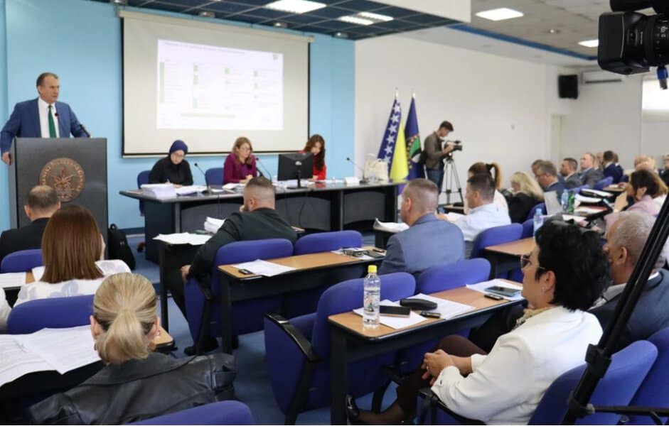 na danasnjoj sjdenici skupstina tk usvojila je niz zakona a opozicija zahtjevala smjenu naila jusica i provjeru diploma