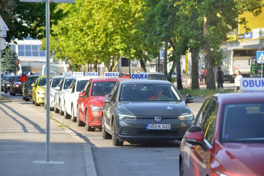 autoskole sa podrucja tk organoizovale protestnu voznju ulicama tuzle nezadovolčjni uvodjenjem digalitizacije u polafganje vozackih ispita