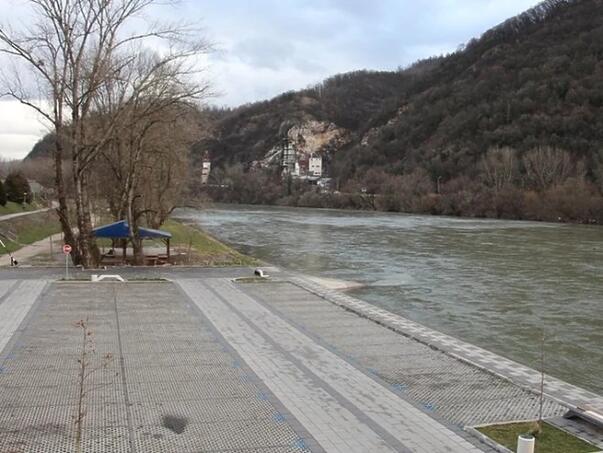 sinoc su policajci policijske stanice zvornik spasili zenu od utapanja u rijeci drini
