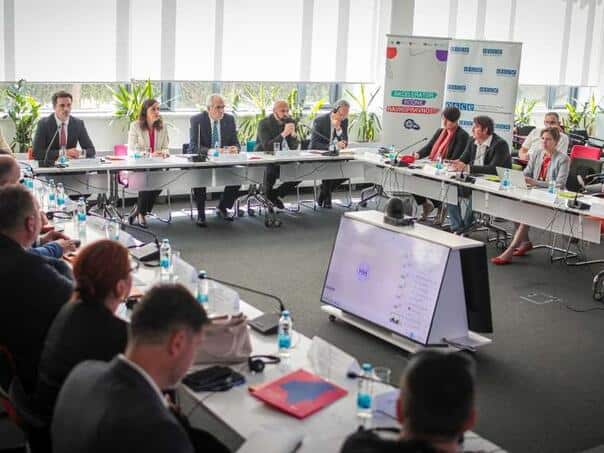 u organizaciji osce-a bih i un womwn bih odrzan sastanak na temu jacanja zastite zrtava nasilja predlozeno uvodjenje elektronskih narukvica za nasilnike