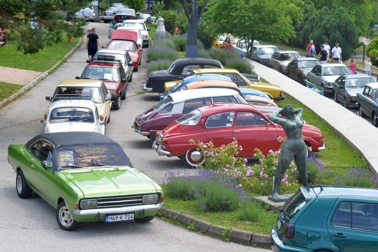 u tuzli poceli prvi medjunarodni susreti oldtimera preko 100 starih automobila izlozeno na panonskim jezerioma