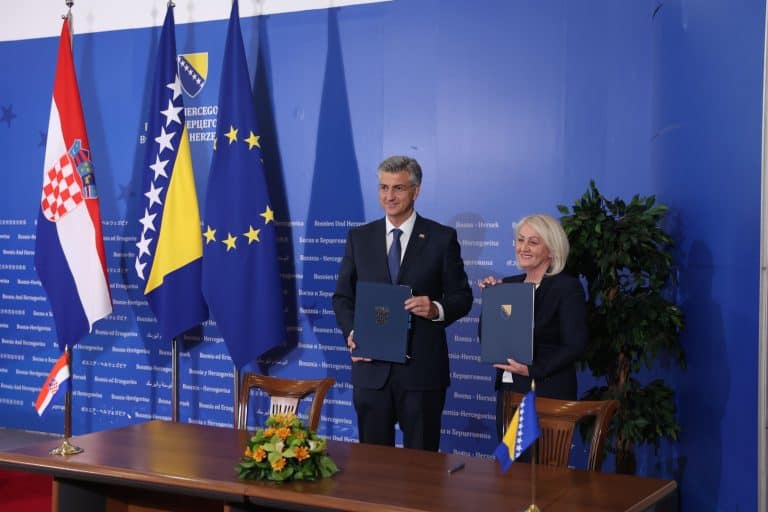predsjedavajuca vijeca ministara bih borjana kristo i premijer r hrvatske andrej plenkovic potpisali su danas u sarajevu ugodvor izmedju bih i hravtske o granicnim prijelazima