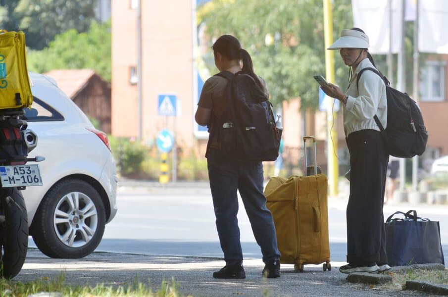 paklene vrucine zahvatile bih upaljen narandzasti meteioalarm tuzlaci se snalaze na razne nacine neki se rashladjuju na panonici a neki se bore za mjesto u hladovini na uzavrelom afaltu