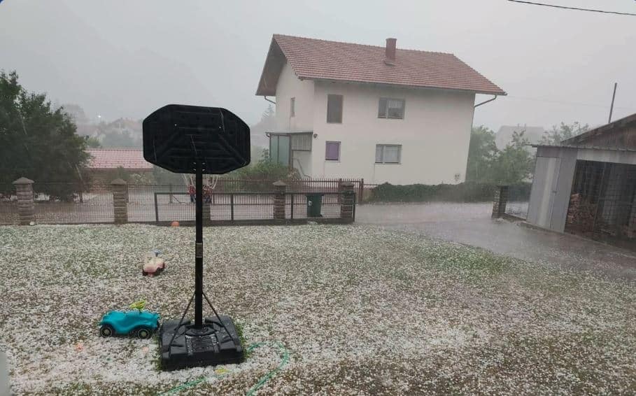 dok se u pojedinim gradovima u bih biljeze temperaturni rekordi za mjesec juni bosanski petrovac zahvatilo jako nevrijeme praceno ledom
