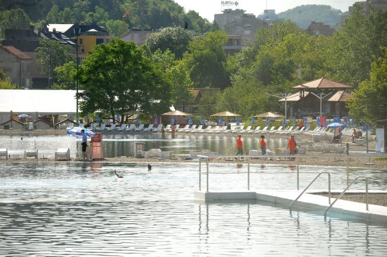 od jutros je i zvanicno otvorena nova sezona na panonskim jezerima u tuzli pocela naplata ulaznica