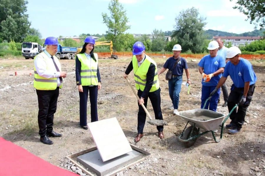 danas je polozen kamen temeljac zqa oizgradnbji opcinskog suda u lukavcuzugi