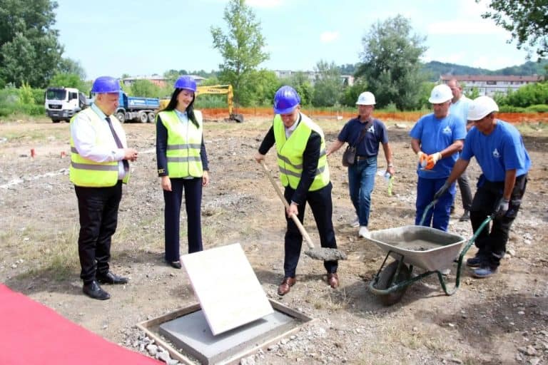 danas je polozen kamen temeljac zqa oizgradnbji opcinskog suda u lukavcuzugi