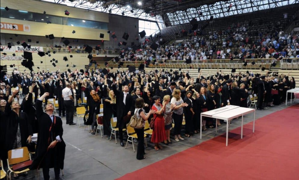 povodom 50 godisnjice od osnivanja univerziteta u tuzli 18 juna u bkc tk bit ce promovisano vise od 300 diplomanata i magistara