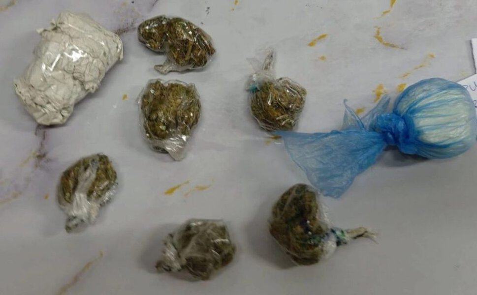 policija prilikom pretresa vozila u lukavcu pronasla i oduzela opojnu drogu