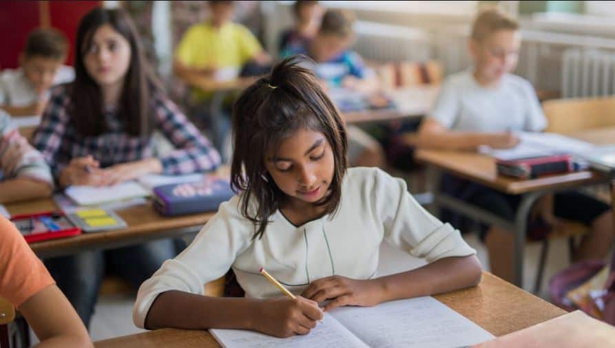 ministarstvo obrazovanja i nauke tk obezbjedilo stipendijwe za 47 ucenika srednjih skola romske nacionansoti i nacionalnih manji9na